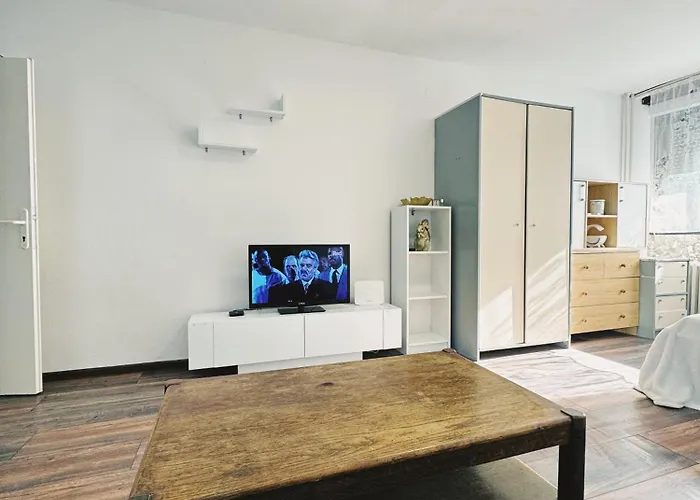 Apt Near Big Center